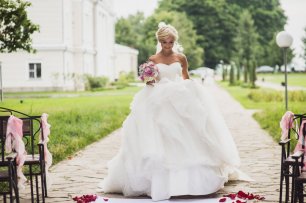Платье невесты с пышной юбкой